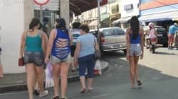 Consumidores caminhando pela Rua 3, na região central de Rio Claro, na tarde dessa sexta-feira (22)