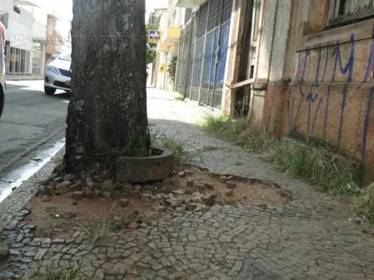 Calçada esburacada na Rua 4, região central de Rio Claro. O proprietário tem obrigação de construir e manter o calçamento em ordem