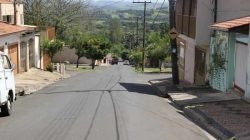 Adolescentes desciam uma rua íngreme no Jardim Boa Esperança e se chocaram contra um muro