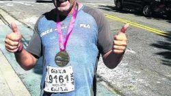 Vicente Hartung com sua medalha de participação