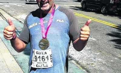 Vicente Hartung com sua medalha de participação
