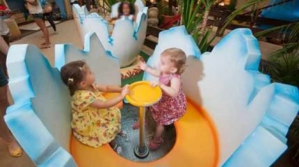 A Vila da Galinha Pintadinha traz seu Gira-gira e espaço para brincadeiras criativas