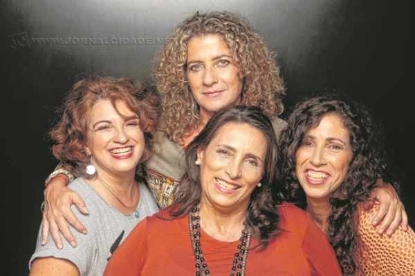 Maicira Trevisan, Ana Cláudia César, Paola Picherzky e Miriam Cápua formam o tradicional grupo musical “Choronas”