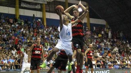 Após ser dominado no primeiro quarto, o RC Basquete chegou a equilibrar o jogo, mas a qualidade e rotatividade dos elencos fizeram a diferença