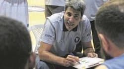 Dedé Barbosa em um dos pedidos de tempo: uma verdadeira aula de como fazer basquete