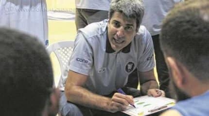 Dedé Barbosa em um dos pedidos de tempo: uma verdadeira aula de como fazer basquete