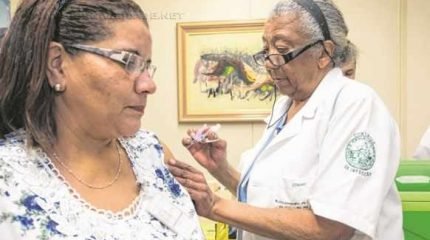 Mulher toma a vacina contra a gripe na campanha antecipada na capital e na Grande São Paulo (foto: A2img / Eduardo Saraiva)