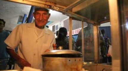 Pipoqueiro trabalha há mais de 30 anos com seu carrinho, tendo o ginásio como seu ponto principal
