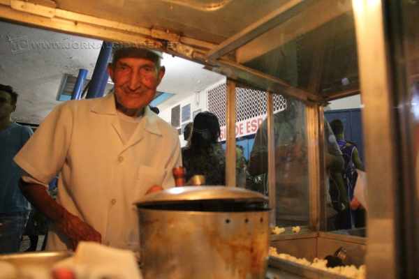 Pipoqueiro trabalha há mais de 30 anos com seu carrinho, tendo o ginásio como seu ponto principal