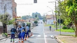 Sinalização com placas e pintura de solo indicando a nova orientação do trânsito naquele trecho