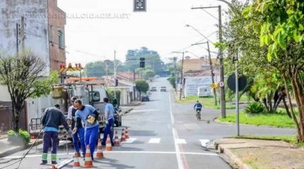Sinalização com placas e pintura de solo indicando a nova orientação do trânsito naquele trecho