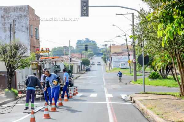 Sinalização com placas e pintura de solo indicando a nova orientação do trânsito naquele trecho