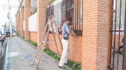 A manutenção está sendo feita pelos servidores públicos municipais dentro do calendário e do orçamento previsto pela prefeitura