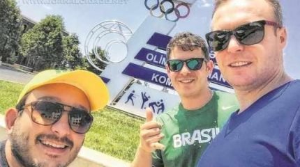 Os três da equipe de tiro de Rio Claro, Leonardo Raposo, Filipe Fuzaro e Robson Deschamps, na Copa do Mundo disputada no Azerbaijão, em setembro de 2015