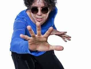 O ex-vocalista da banda Sambô, Sandamí, segue carreira solo e, nesta sexta-feira (15), faz show no Madalena Live Music, a partir das 23 horas. Sandamí volta à cidade onde diz sentir-se em casa e muito bem recebido pelo público. “Sou do interior, me sinto bem aqui.”