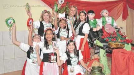 Em um ambiente familiar e repleto de pratos típicos deliciosos, a festa italiana é sucesso garantido na capela de Santa Luzia, na Bela Vista