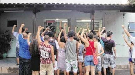 Três universitários foram encaminhados para a delegacia. Professora defende os alunos e pede para que as queixas sejam retiradas