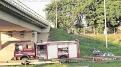 Corpo de Bombeiros fez a remoção dos resíduos derramados pelo caminhão na Washington Luís