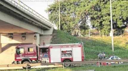 Corpo de Bombeiros fez a remoção dos resíduos derramados pelo caminhão na Washington Luís