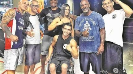 Na foto, encontro do atleta Yves Carbinatti com o lutador Anderson Silva e outros nomes do esporte que se encontravam no evento