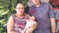 Equipe do Resgate do Corpo de Bombeiros que auxiliou no salvamento do recém-nascido Pedro