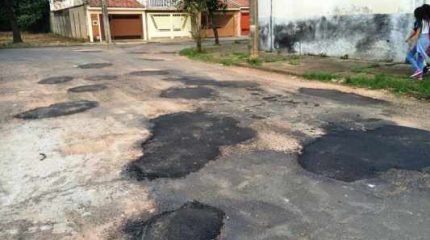 Situação de avenida no Jardim Independência estava incomodando os moradores, que foram tapar os buracos por conta própria. Depois de meses, a Prefeitura realizou a operação com material correto