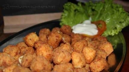 Corte em cubinhos, empane com farinha de rosca, frite e sirva