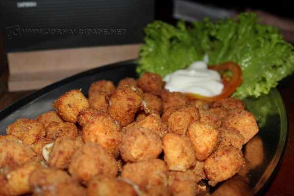 Corte em cubinhos, empane com farinha de rosca, frite e sirva