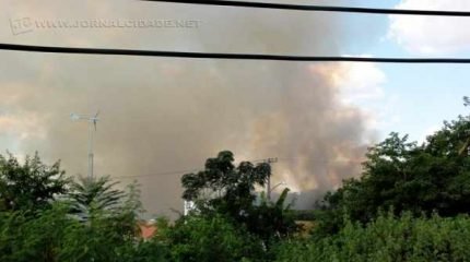 A fumaça do incêndio pode ser vista em vários pontos da cidade