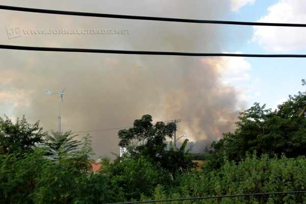 A fumaça do incêndio pode ser vista em vários pontos da cidade