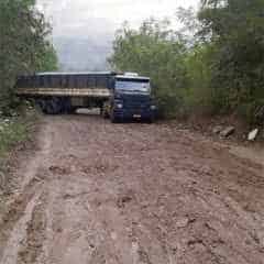 Na foto do leitor Adrailton é possível ver a situação da estrada. Diariamente centenas de caminhões passam pelo local
