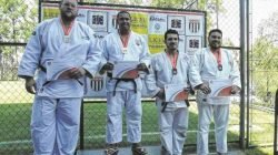 Gabriel Mariano (segundo à direita), da categoria Sênior Pesado acima de 100 quilos, conquistou o bronze e vaga para a fase seguinte