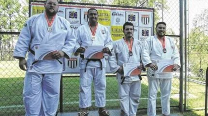 Gabriel Mariano (segundo à direita), da categoria Sênior Pesado acima de 100 quilos, conquistou o bronze e vaga para a fase seguinte