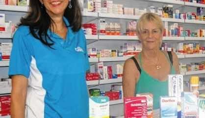 A comerciante Cidinha Camargo (à direita) informa que o aumento de preço atingiu todos os medicamentos vendidos em drogarias