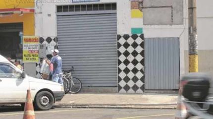 Bombeiros foram acionados por populares no domingo (24) para verificar possível incêndio no prédio da Rua 1, após chamas e fumaça serem avistadas no local