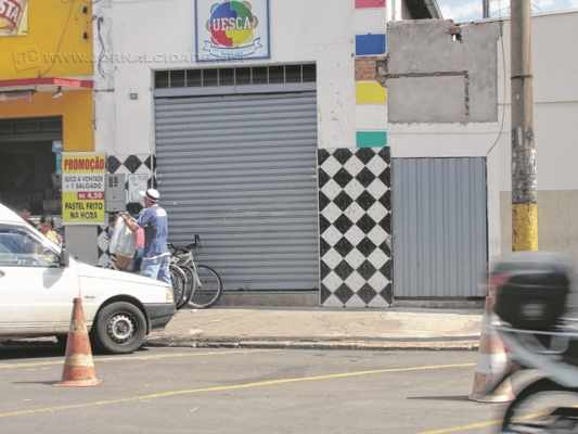 Bombeiros foram acionados por populares no domingo (24) para verificar possível incêndio no prédio da Rua 1, após chamas e fumaça serem avistadas no local
