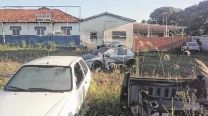 Moradores da região da Vila Indaiá acreditam que terreno com carros abandonados pode estar ajudando na proliferação da dengue