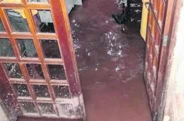 Duas casas ficaram alagadas com o temporal dessa segunda (16)