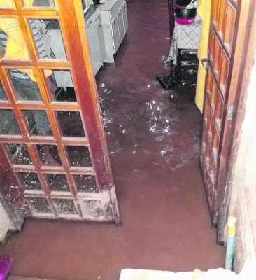 Duas casas ficaram alagadas com o temporal dessa segunda (16)