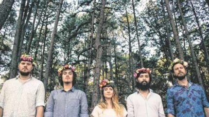 A banda é formada por Thiago Ramalho, Luís Bourscheidt, Uyara Torrente, Vinícius Nisi e Marano, percorreu sete países e mais de 200 shows foram por ela realizados