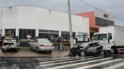 Quatro veículos envolveram-se no acidente que aconteceu na manhã desta segunda-feira (30).