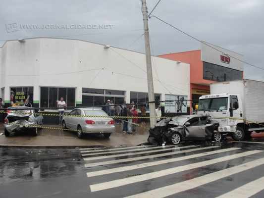 Quatro veículos envolveram-se no acidente que aconteceu na manhã desta segunda-feira (30).
