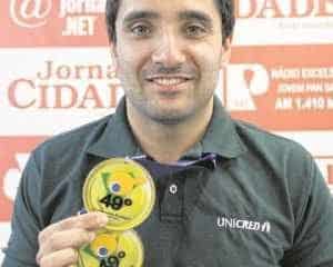 Carlos Carbinatti conquistou a vaga nas Paralimpíadas com a conquista do ouro nos Jogos Parapan-Americanos de Toronto. O paratleta visitou o Grupo JC com as medalhas conquistadas no nacional