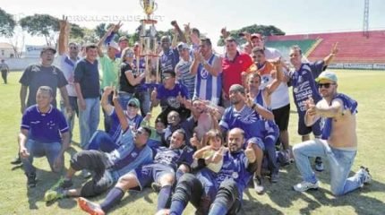 O UPU recebeu o troféu de campeão da 12ª edição da Copa Rio Claro de Futebol e festejou bastante no campo do estádio Benitão