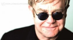 A noite promete ser animada para os fãs do cantor; banda toca os maiores sucessos do inglês