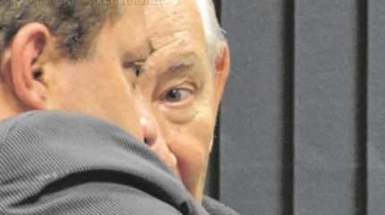 O vereador Paulo Guedes (PSDB) se aconselha com o provedor da Santa Casa de Misericórdia, professor José Cardoso, durante sessão