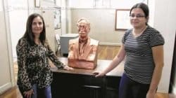Professoras da Escola Municipal Marcello Schmidt apresentam o novo busto do patrono após cerca de um mês de restauração