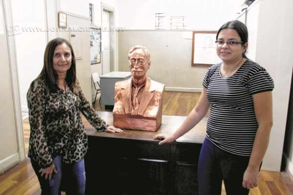 Professoras da Escola Municipal Marcello Schmidt apresentam o novo busto do patrono após cerca de um mês de restauração