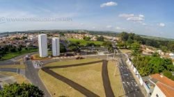 A rotatória da Avenida 80-A fica no bairro Vila Verde e é toda semaforizada, com faixas de pedestres, calçadas e rampas de acessibilidade