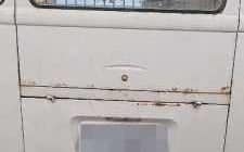 O trio estava em uma Kombi. Os homens e o veículo foram apresentados na delegacia, assim como a arma que foi apreendida